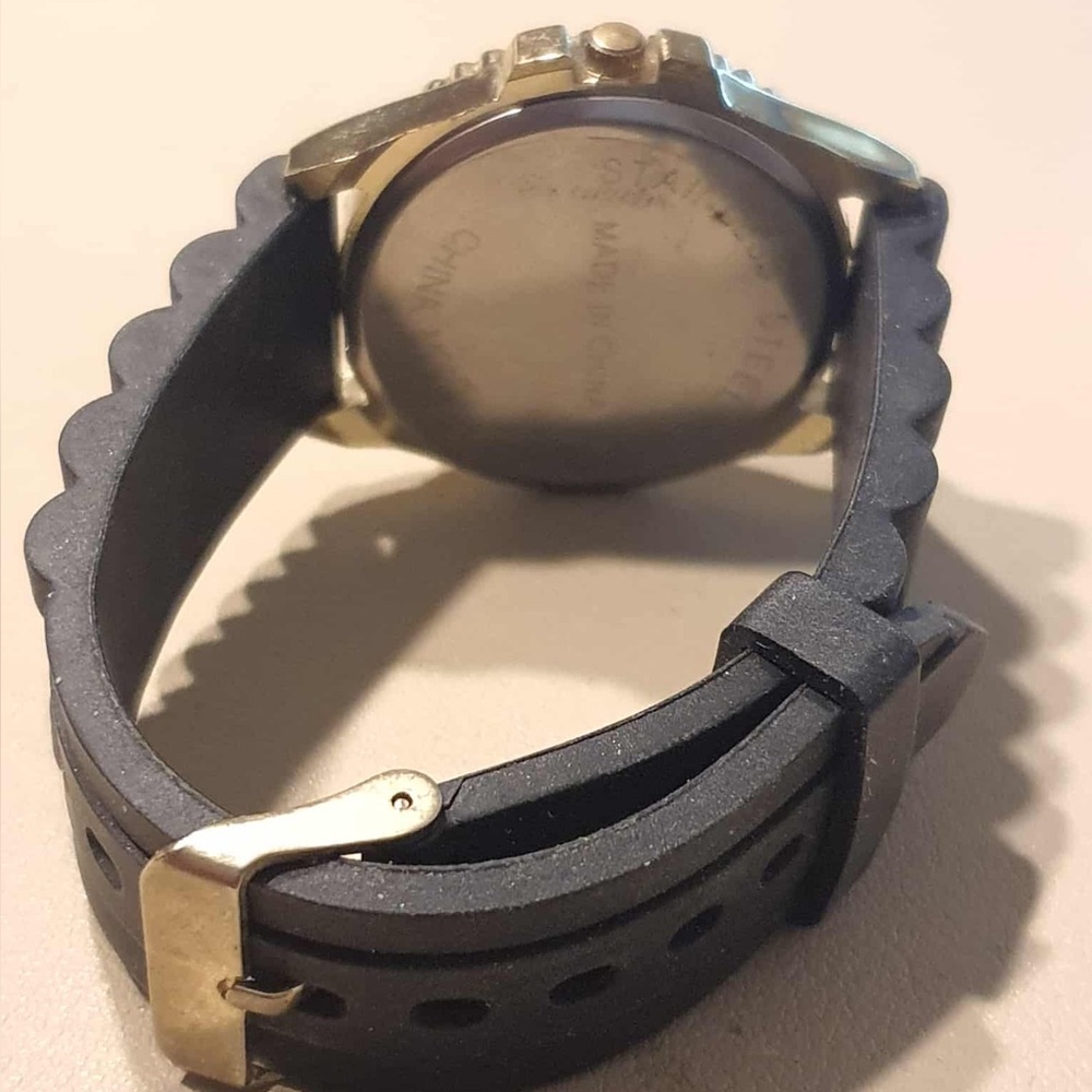 🦋10/$20🦋 Goldtone Rhinestone Silicone Women's Watch - Picture 3 of 4